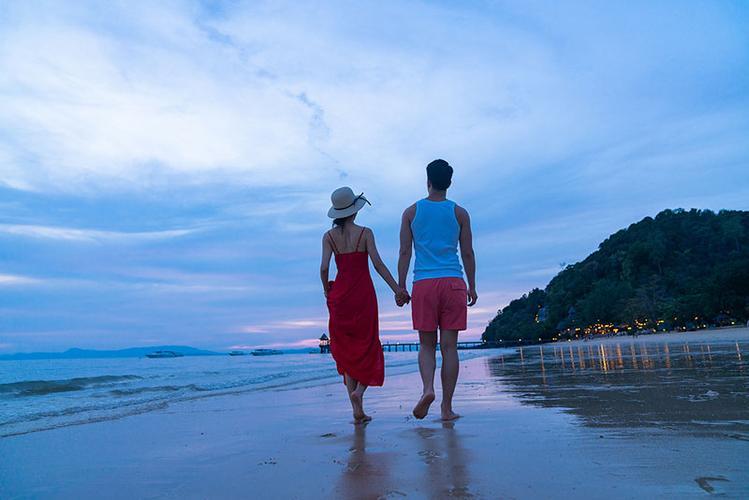 一对情侣在海边的图片 海边情侣背景图