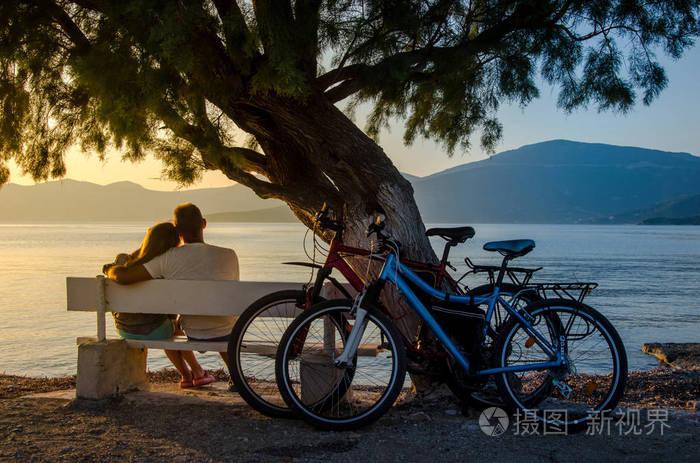 一对情侣在海边的图片 海边情侣背景图