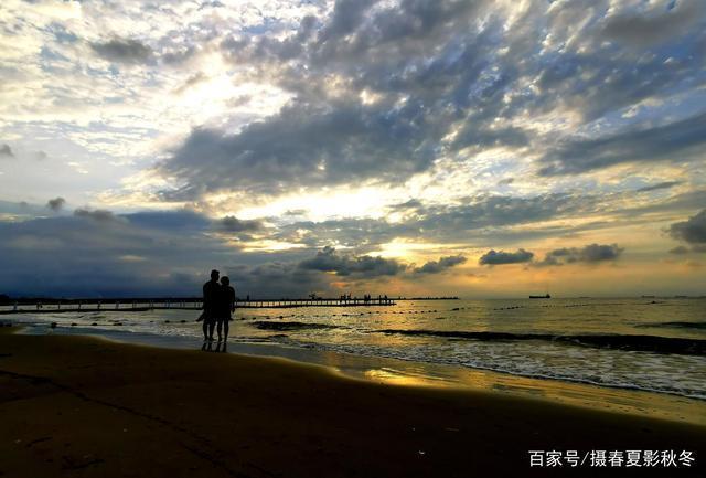 一对情侣在海边的图片 海边情侣背景图