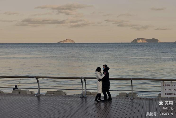 一对情侣在海边的图片 海边情侣背景图