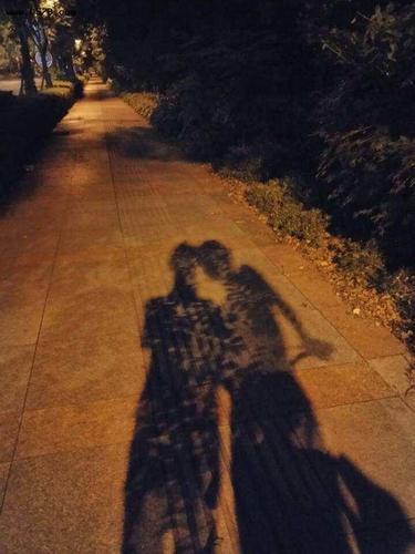 夜晚情侣牵手影子图片 夜晚情侣拥抱影子图片