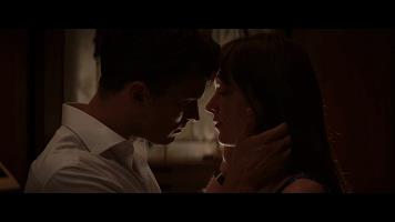 情侣接吻动图 情侣合照动作