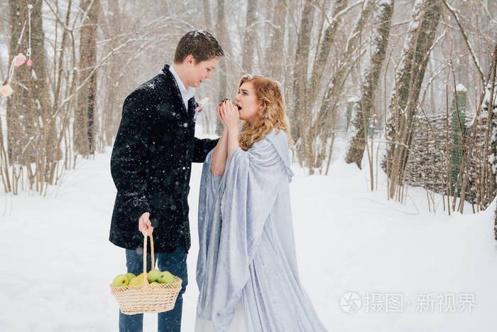 下雪情侣图片 下雪拥抱图片