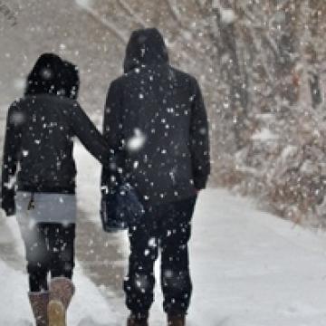 下雪情侣图片 下雪拥抱图片