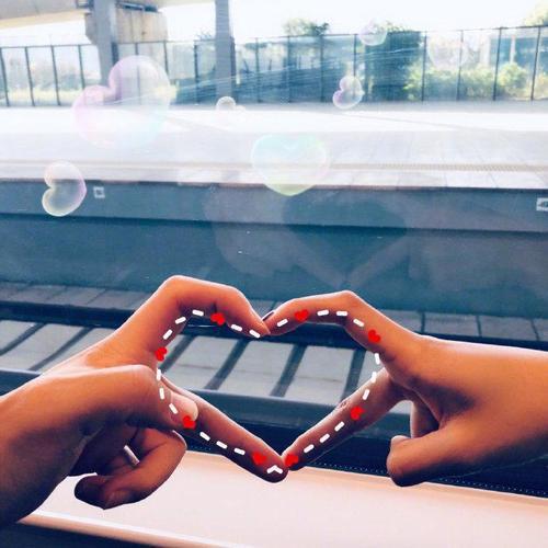 情侣手势图片一左一右 情侣心形手势一左一右