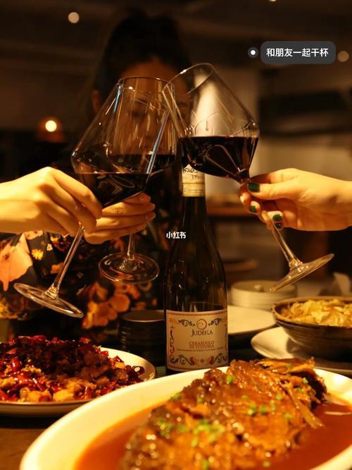 情侣干杯图片 情侣杯子图片