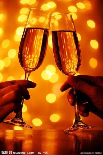 情侣干杯图片 情侣杯子图片