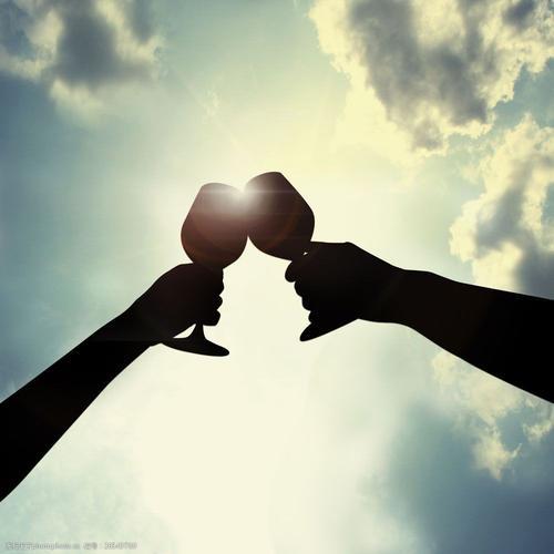 情侣干杯图片 情侣杯子图片