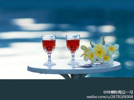 情侣干杯图片 情侣杯子图片