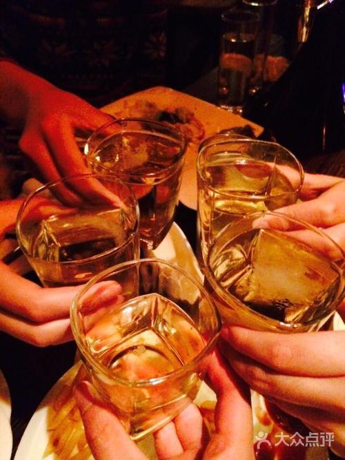 情侣干杯图片 情侣杯子图片