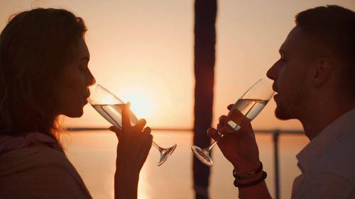 情侣干杯图片 情侣杯子图片