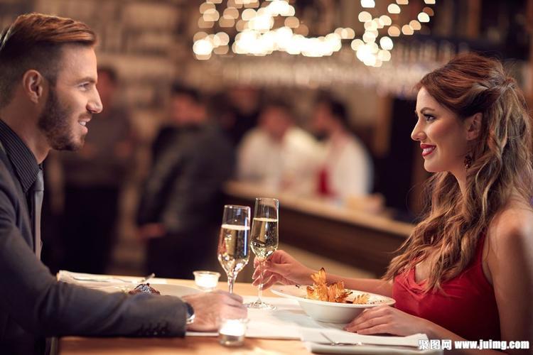 情侣干杯图片 情侣杯子图片