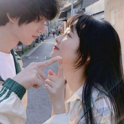 情侣图像两张一人一张 情侣图片两张一组