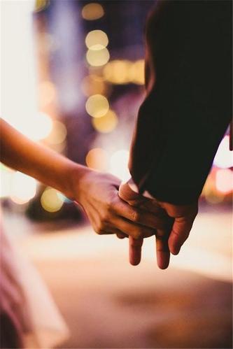 两个情侣牵手的图片 牵手图片情侣两只手