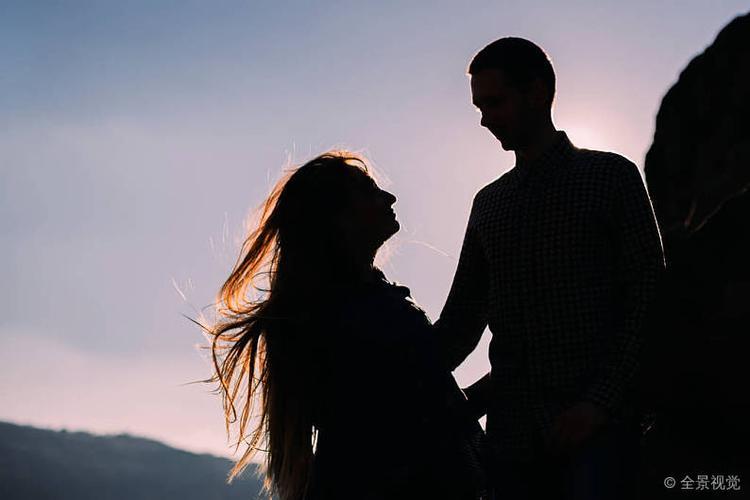 情侣对视图片 情侣之间对视