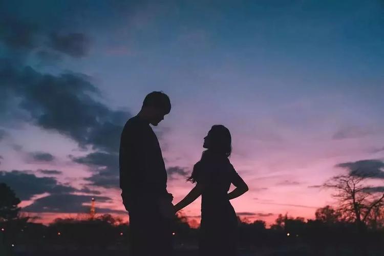 情侣对视图片 情侣之间对视