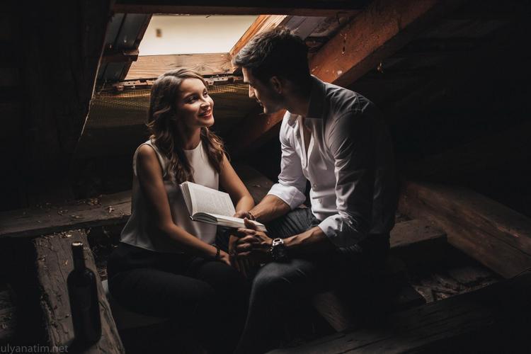 情侣对视图片 情侣之间对视