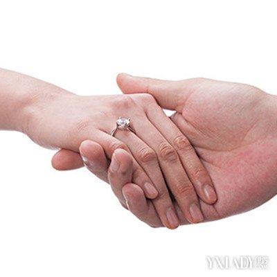 情侣戴戒指牵手图片 戒指图片唯美情侣牵手图片