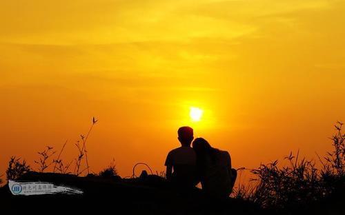 情侣夕阳下的背影图片 情侣黄昏落日背影图片