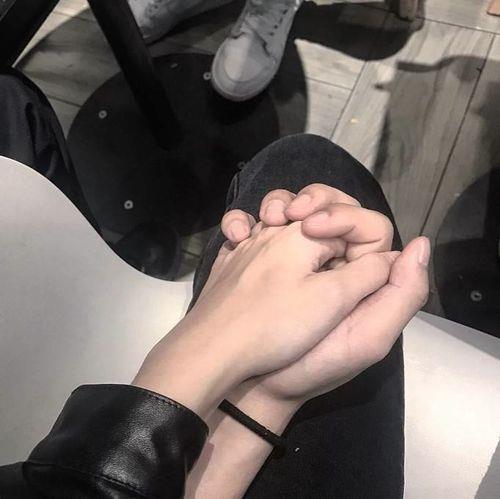 实拍夜晚情侣牵手图片 夜晚牵手照片