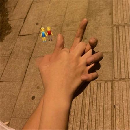 实拍夜晚情侣牵手图片 夜晚牵手照片