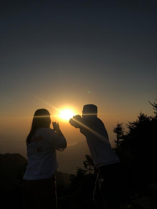 情侣看日出图片 情侣日出图片清晨