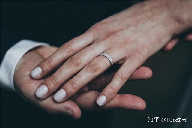 情侣戒指戴哪个手指图解 戒指情侣带那个手指