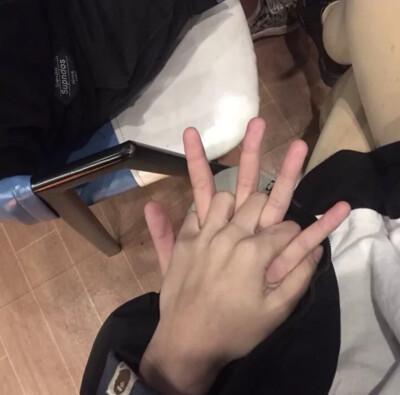 晚上情侣牵手图片真实只有手 晚上手牵手图片真实照片