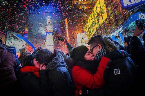 情侣跨年的图片 情侣跨年卡通图片