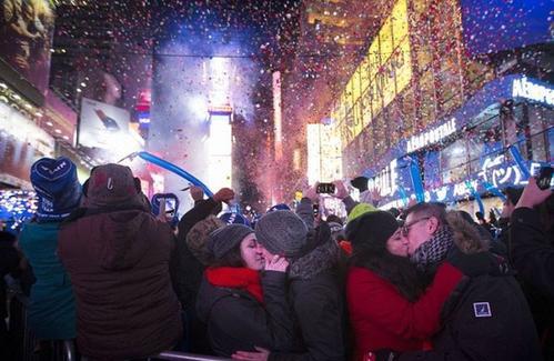 情侣跨年的图片 情侣跨年卡通图片