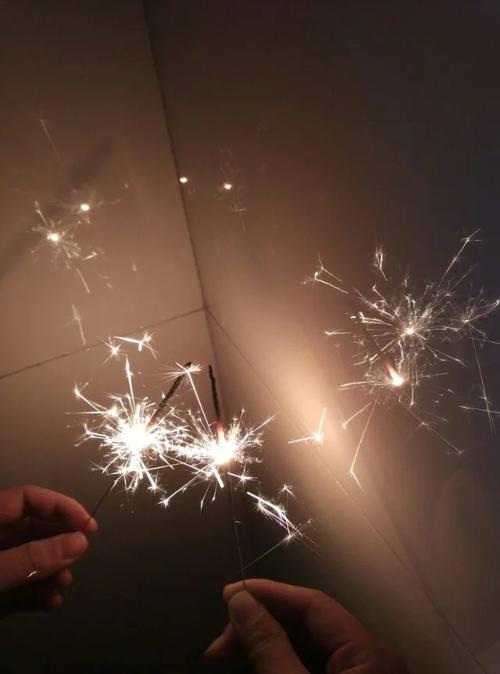 情侣烟花图片 男女拿烟花的情侣头像