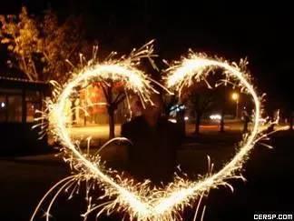 情侣烟花图片 男女拿烟花的情侣头像