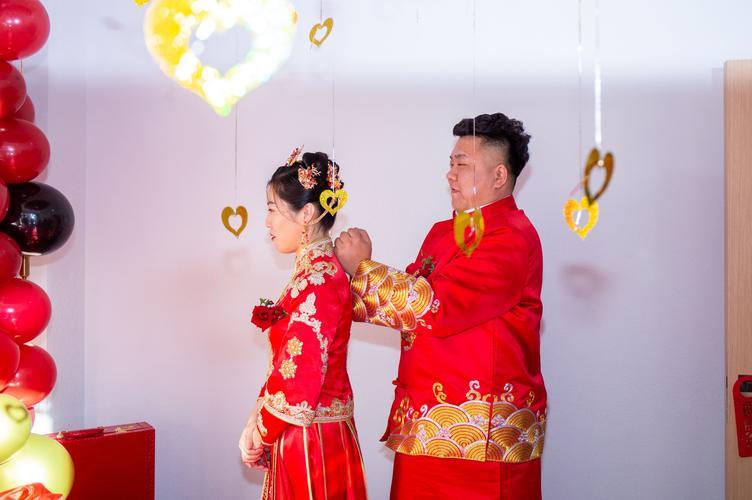 情侣捶背图片 情侣勾肩搭背图片