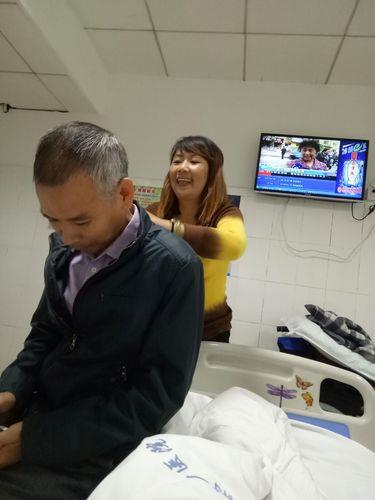 情侣捶背图片 情侣勾肩搭背图片