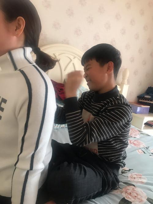 情侣捶背图片 情侣勾肩搭背图片