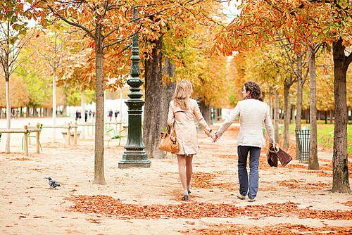 情侣散步图片 情侣一起走路的图片