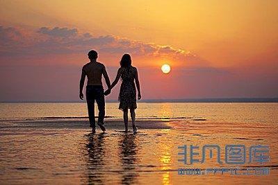 情侣海边图片 一对情侣在海边的图片