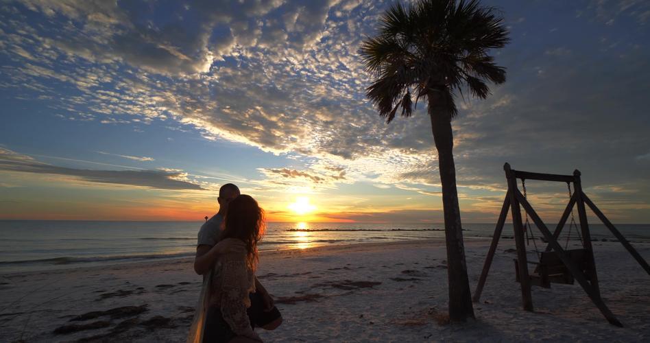 情侣海边图片 一对情侣在海边的图片