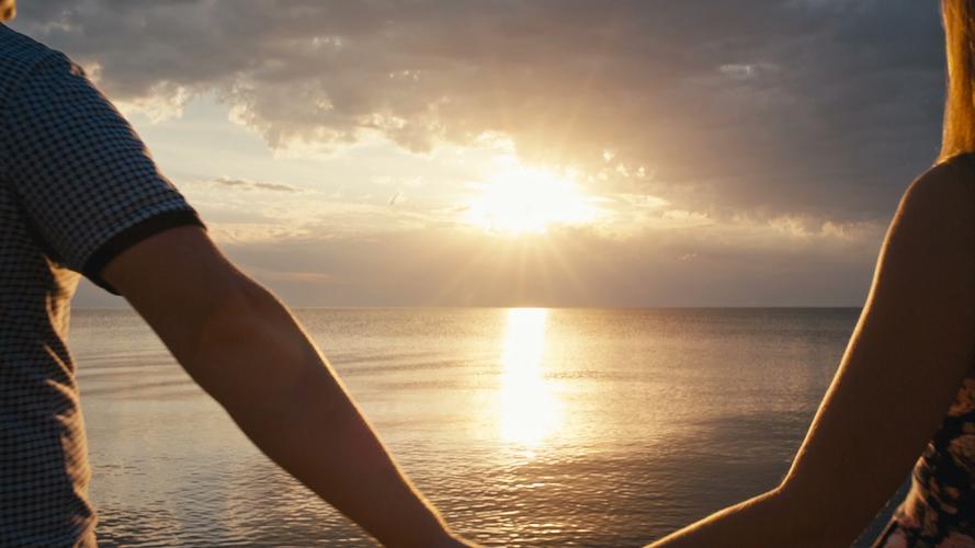 情侣海边图片 一对情侣在海边的图片