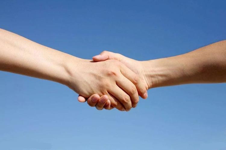 情侣两手相握的图片 情侣俩手相握图片