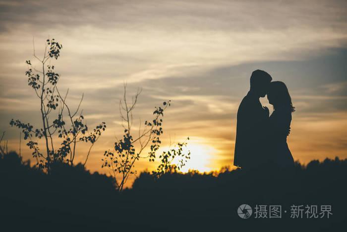 情侣拥抱的图片大全 情侣图片拥抱