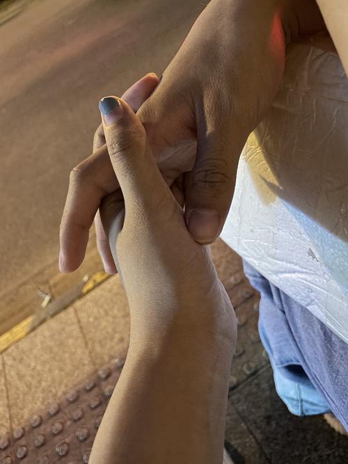 手牵手图片情侣真实 牵手图片情侣真实