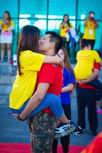 树袋熊抱情侣图片 情侣树袋熊式抱法图片卡通