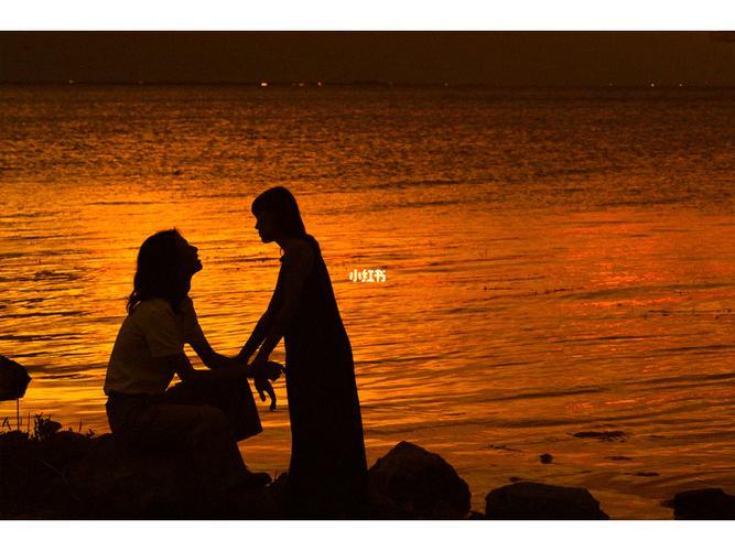 夕阳下的情侣图片 夕阳下情侣背影图片