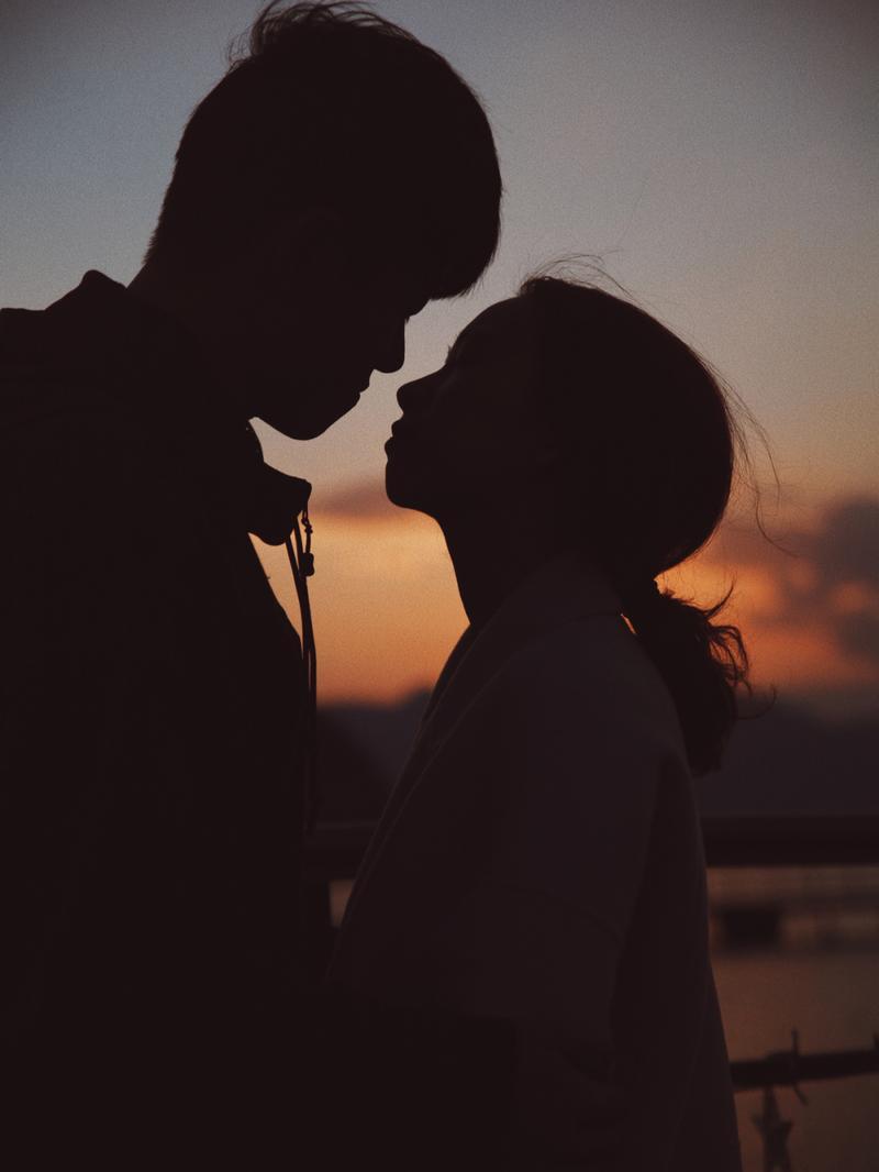 夕阳下的情侣图片 夕阳下情侣背影图片