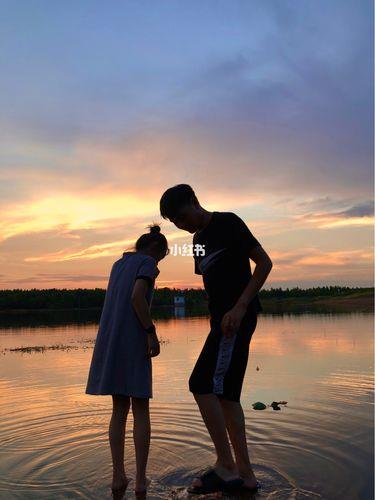 夕阳下的情侣图片 夕阳下情侣背影图片
