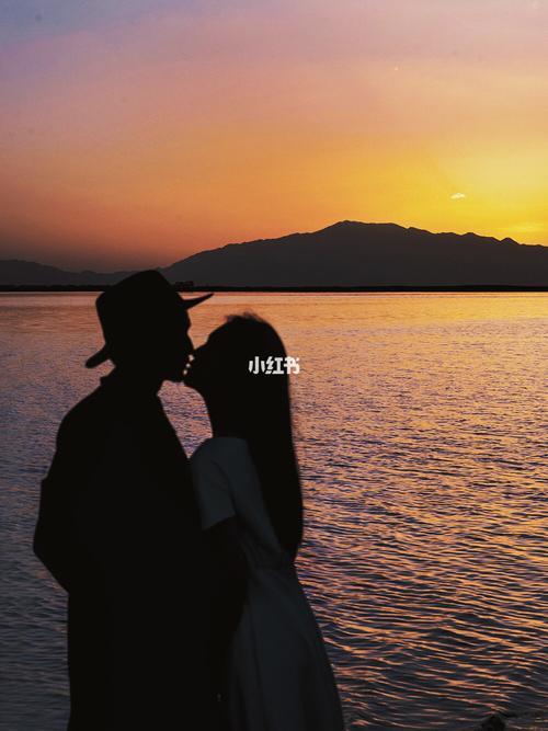 夕阳下的情侣图片 夕阳下情侣背影图片