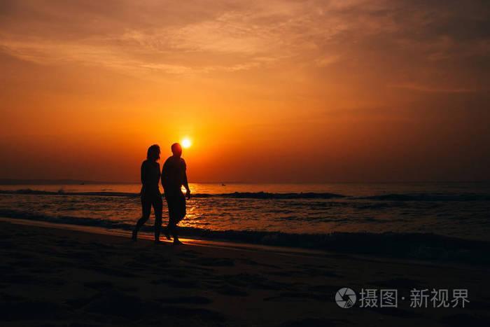 海边情侣图片 一对情侣在海边的图片