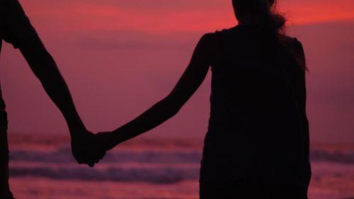 海边情侣图片 一对情侣在海边的图片