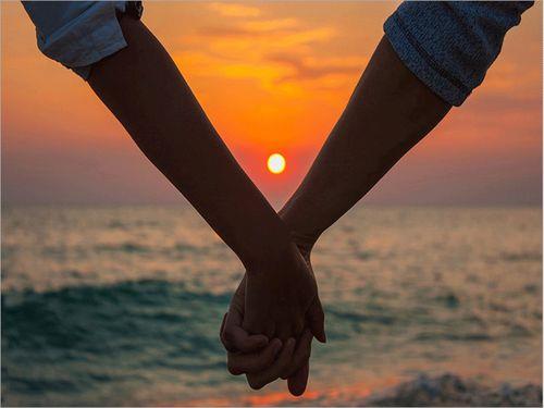 情侣海边牵手唯美图片 情侣手牵手在海边散步的图片